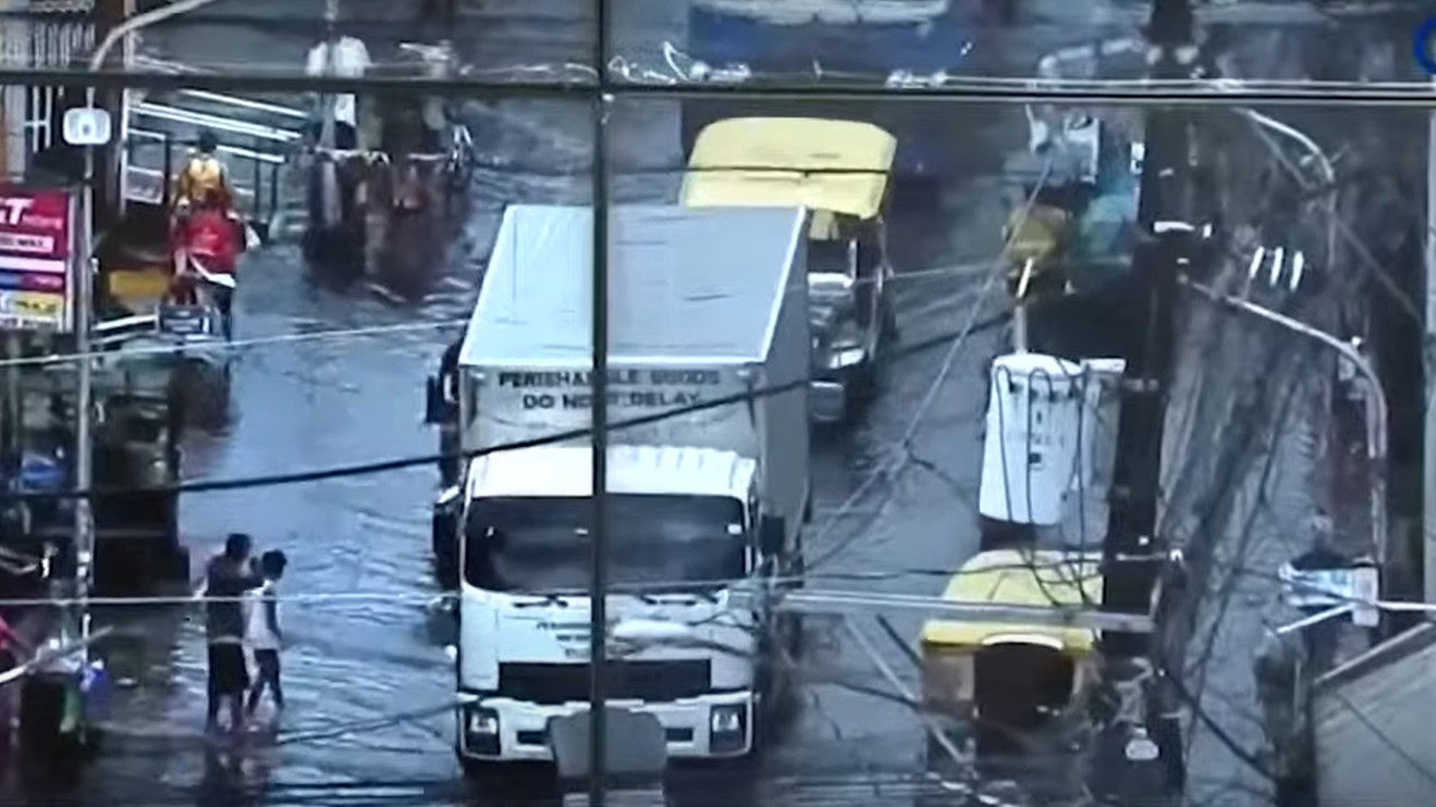 High tide, damaged navigational gate worsens flooding in Malabon ...