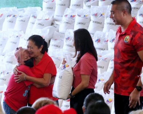 Over 3K people in Novaliches, QC get 10-kg rice under Liza Marcos’ program