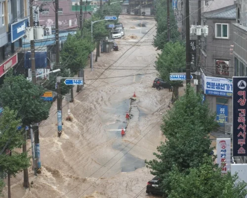 Manila Bulletin – Heavy rains kill 1 in South Korea and flood major streets in Philippines