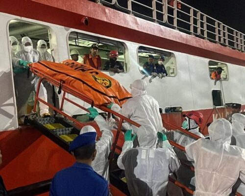 Indonesia continues search for hundreds missing in capsized ship