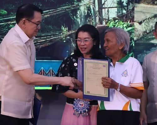 QC families receive land titles from SHFC